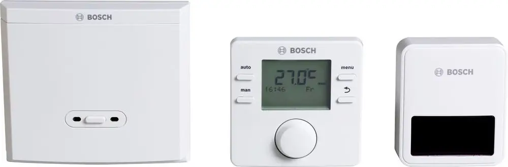 Weißer Bosch-Regler mit Digitalanzeige für Temperatur, runden Bedienelement und zwei Funkkomponenten: Funkmodul und Funk-Außenfühler.